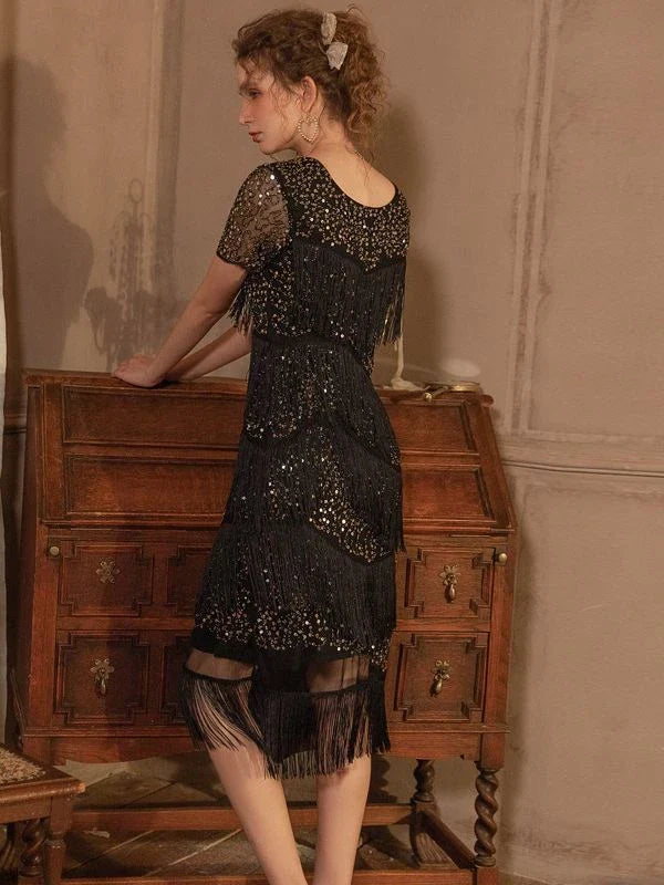 A glamorous Gatsby-inspired party dress adorned with shimmering sequins and flowing tassels, perfect for special occasions and dance floors.
