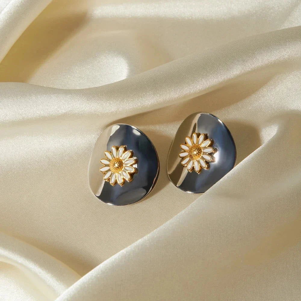 Elegant 18K gold-plated daisy stud earrings with a minimalist and timeless design