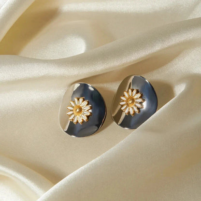 Elegant 18K gold-plated daisy stud earrings with a minimalist and timeless design
