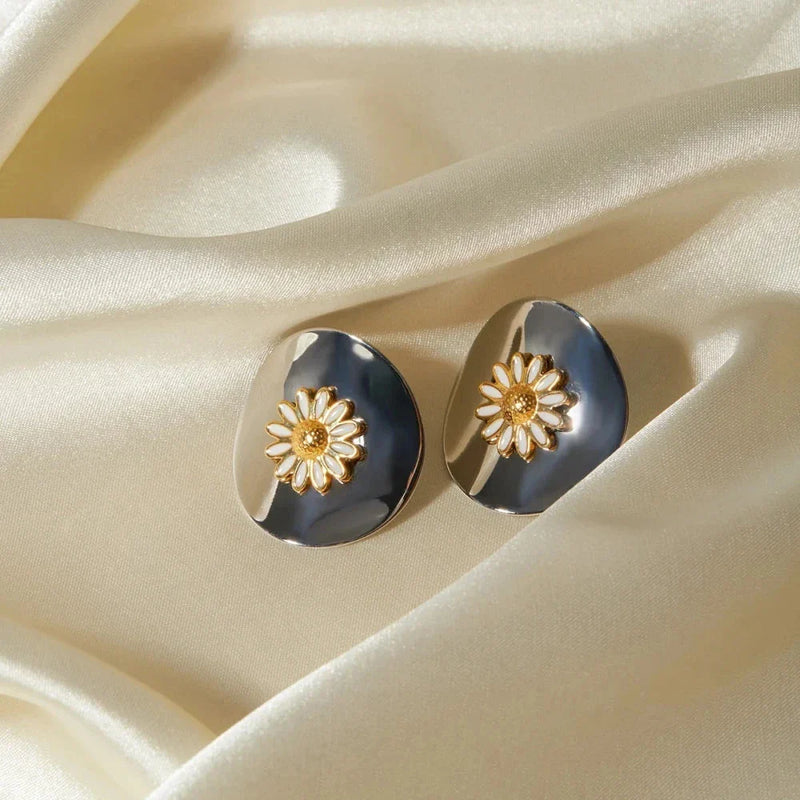 Hhomeenjoy Elegant 18K Gold-Plated Daisy Stud Earrings for Timeless Style
