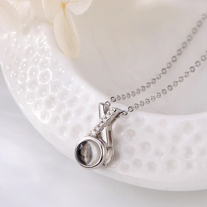 Fashionable minimalist clavicle chain necklace with captivating projection stone in gold, rose gold, and silver finishes