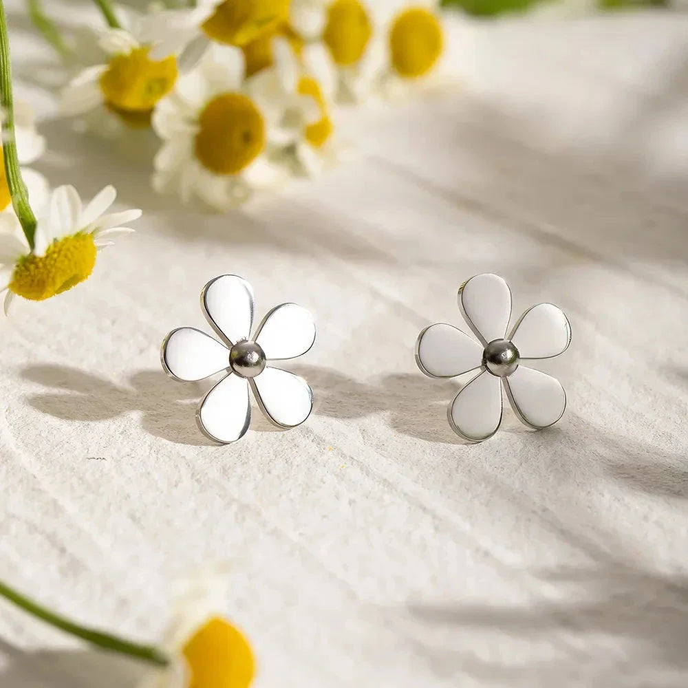 Elegant 18K gold-plated stainless steel daisy earrings with a timeless and sophisticated design