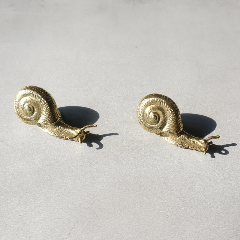 Elegant European-style retro brass snail cabinet door handles in small and large sizes for wardrobe, cabinet, and drawer upgrades