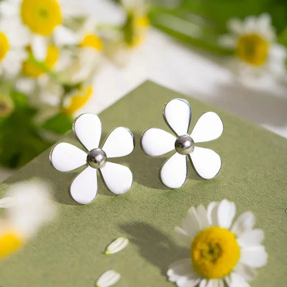 Elegant 18K gold-plated stainless steel daisy earrings with a timeless and sophisticated design