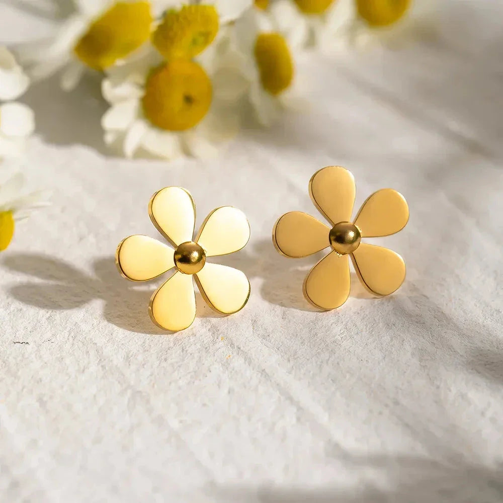 Elegant 18K gold-plated stainless steel daisy earrings with a timeless and sophisticated design