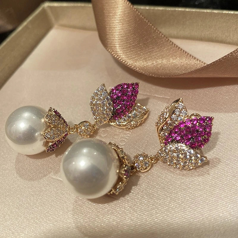 Elegant silver needle earrings with a leaf pearl accent, a versatile and stylish accessory for any occasion