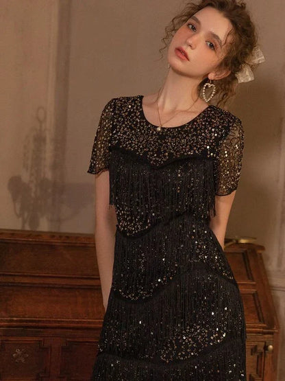 A glamorous Gatsby-inspired party dress adorned with shimmering sequins and flowing tassels, perfect for special occasions and dance floors.