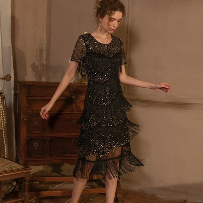 A glamorous Gatsby-inspired party dress adorned with shimmering sequins and flowing tassels, perfect for special occasions and dance floors.