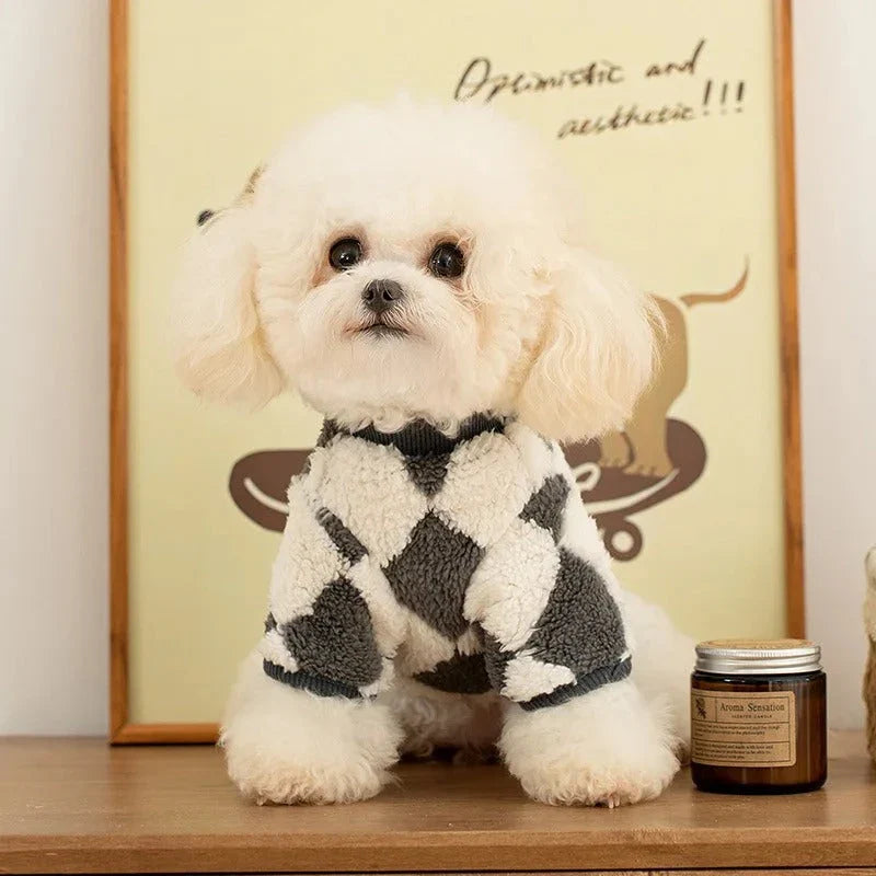 A cozy checkered fleece coat for small and medium-sized dogs and cats, featuring a soft inner lining and a stylish checkered pattern.