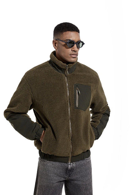 A cozy and stylish men's fleece jacket with a standing collar and convenient side pockets, available in a range of classic colors.