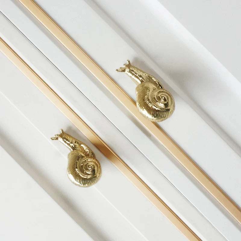 Elegant European-style retro brass snail cabinet door handles in small and large sizes for wardrobe, cabinet, and drawer upgrades