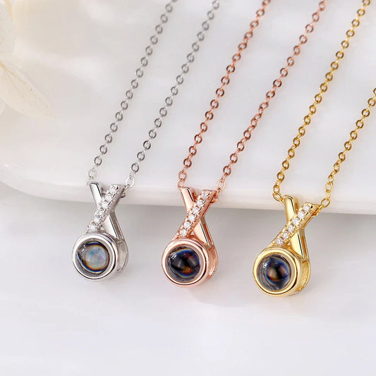 Fashionable minimalist clavicle chain necklace with captivating projection stone in gold, rose gold, and silver finishes