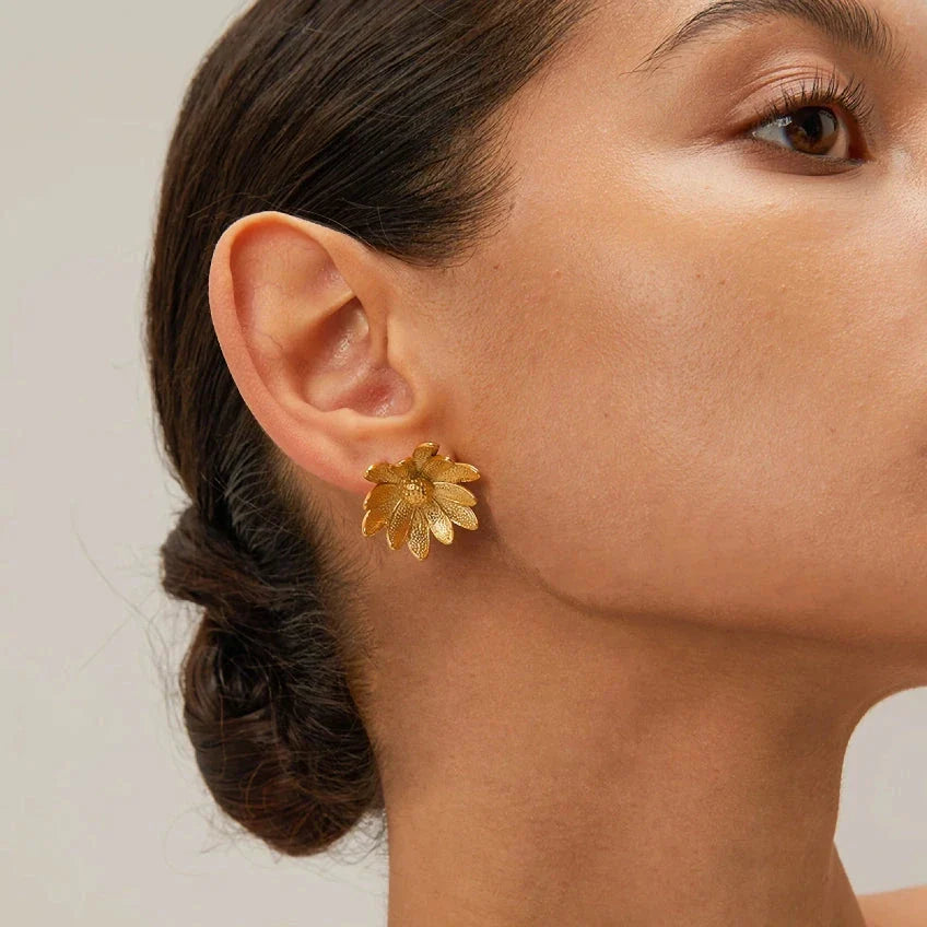 Elegant 18K gold plated stainless steel daisy flower stud earrings for women, with a trendy and durable design
