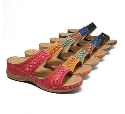 Lightweight plaid non-slip slippers for women with comfortable flat platform and durable rubber outsole