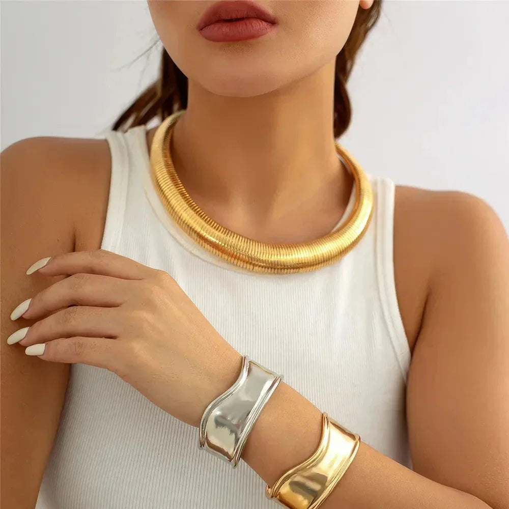 Glamour Spiral Chunky Choker Necklace in silver and gold color options, featuring a hyperbolic geometric design for a bold and captivating look.
