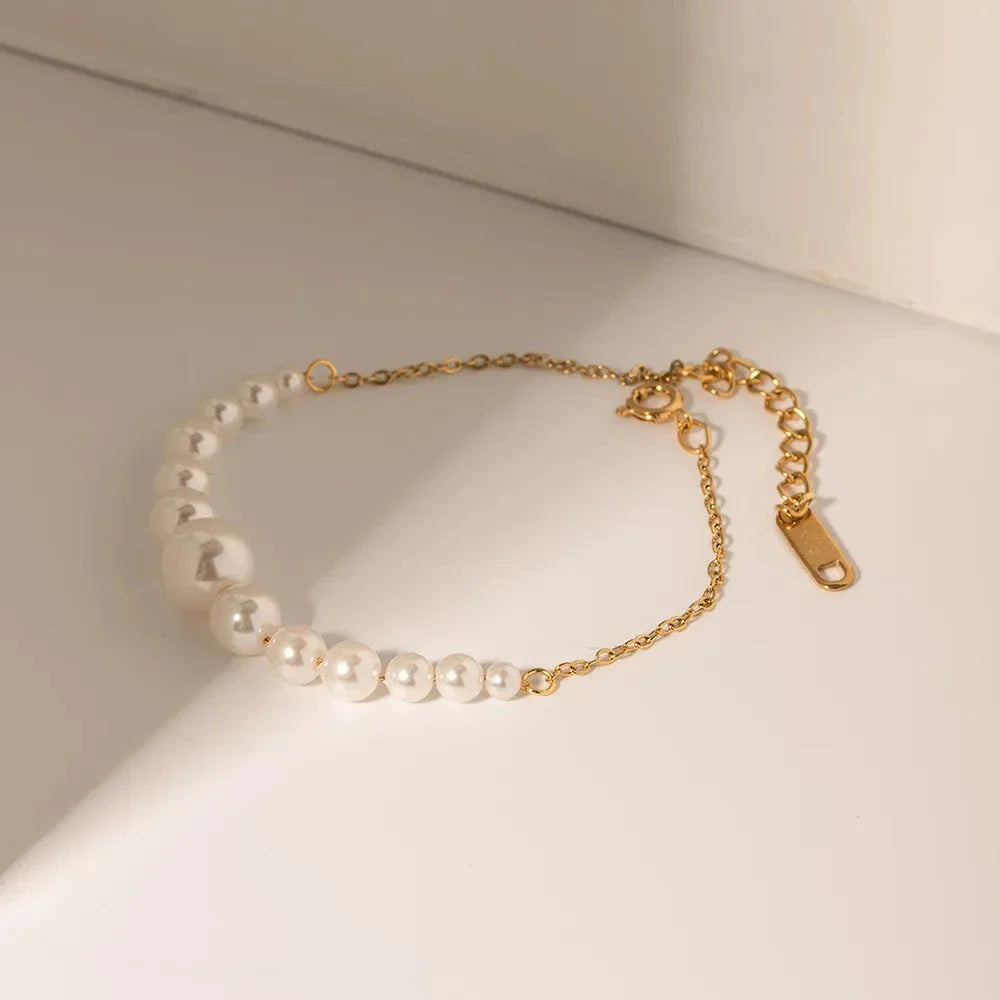 Elegant pearl and gold-plated stainless steel necklace/bracelet with lustrous pearls and vintage-inspired design