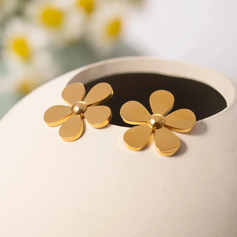 Elegant 18K gold-plated stainless steel daisy earrings with a timeless and sophisticated design