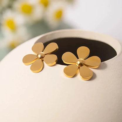 Elegant 18K gold-plated stainless steel daisy earrings with a timeless and sophisticated design