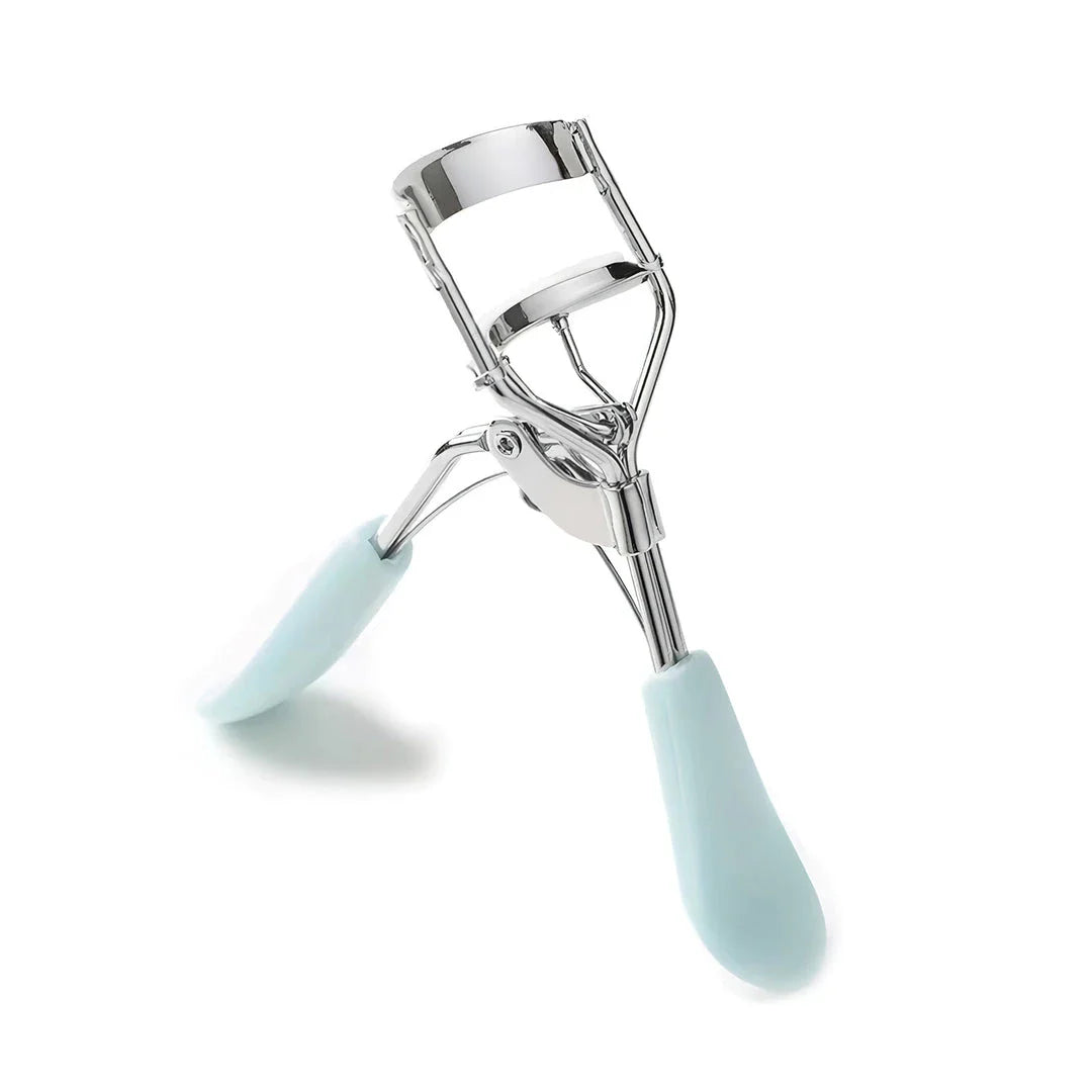 Heatless manual eyelash curler with curved design and silicone lash pad for effortless, dramatic lash curl