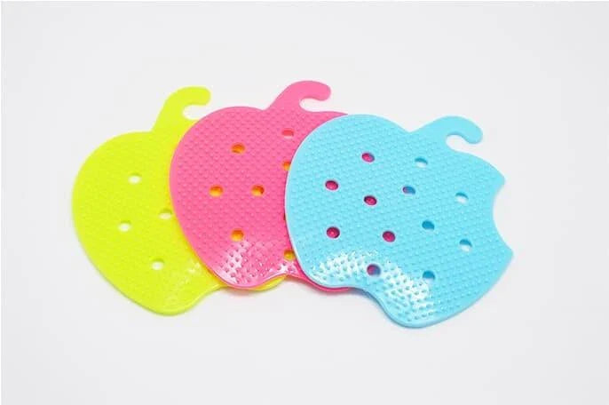 Multifunctional silicone brush for cleaning fruits and vegetables, featuring a compact, ergonomic design and premium materials for effective and gentle cleaning.