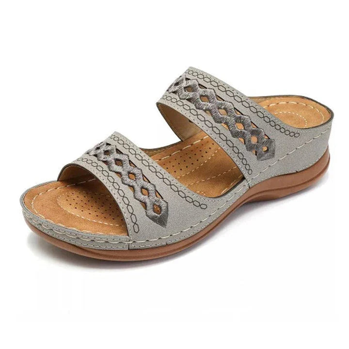 Lightweight plaid non-slip slippers for women with comfortable flat platform and durable rubber outsole