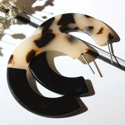 Elegant C-Shaped Acrylic Earrings in Beige and Black Colors - Fashionable Accessory for Any Occasion