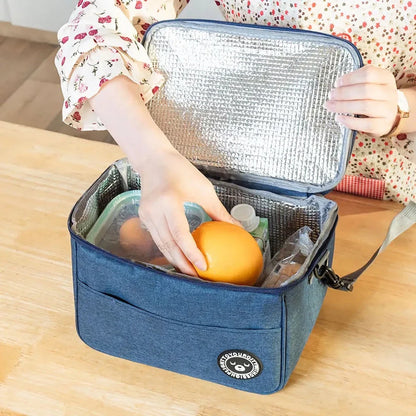 Portable thermal lunch bag made of durable oxford cloth with insulation to keep food and drinks at the perfect temperature