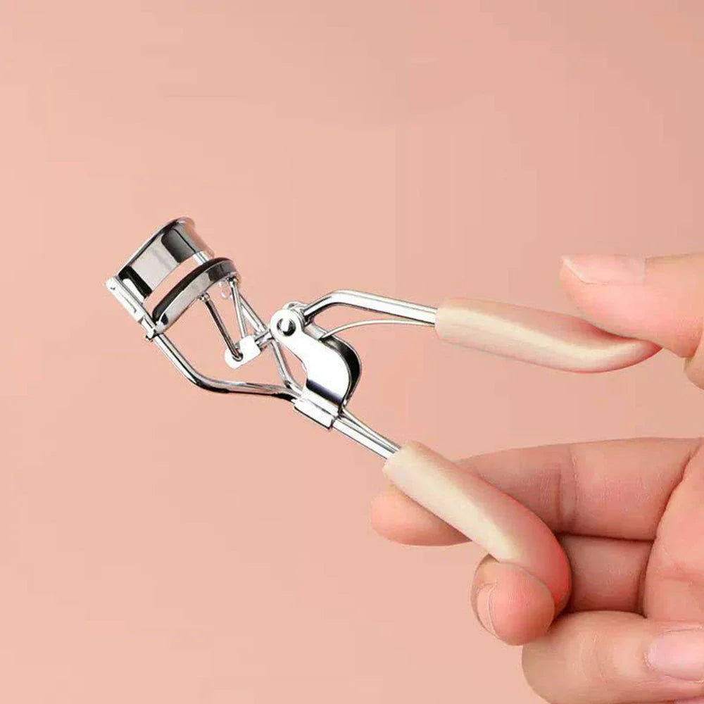 Heatless manual eyelash curler with curved design and silicone lash pad for effortless, dramatic lash curl