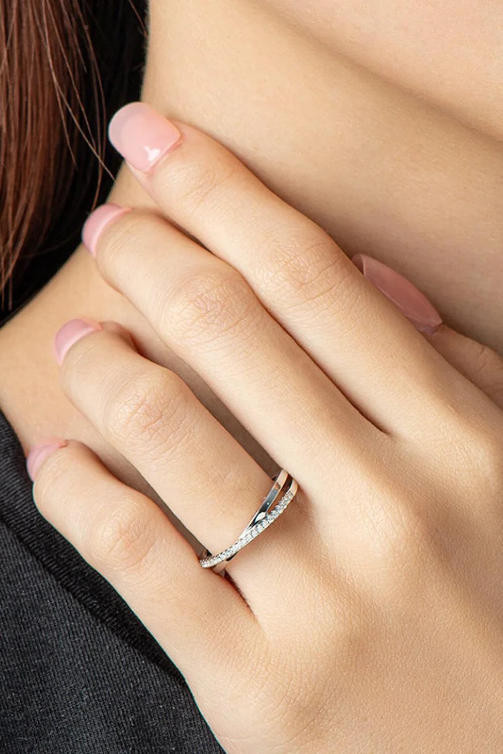 Elegant crisscross ring made of 925 sterling silver with a sparkling moissanite center stone