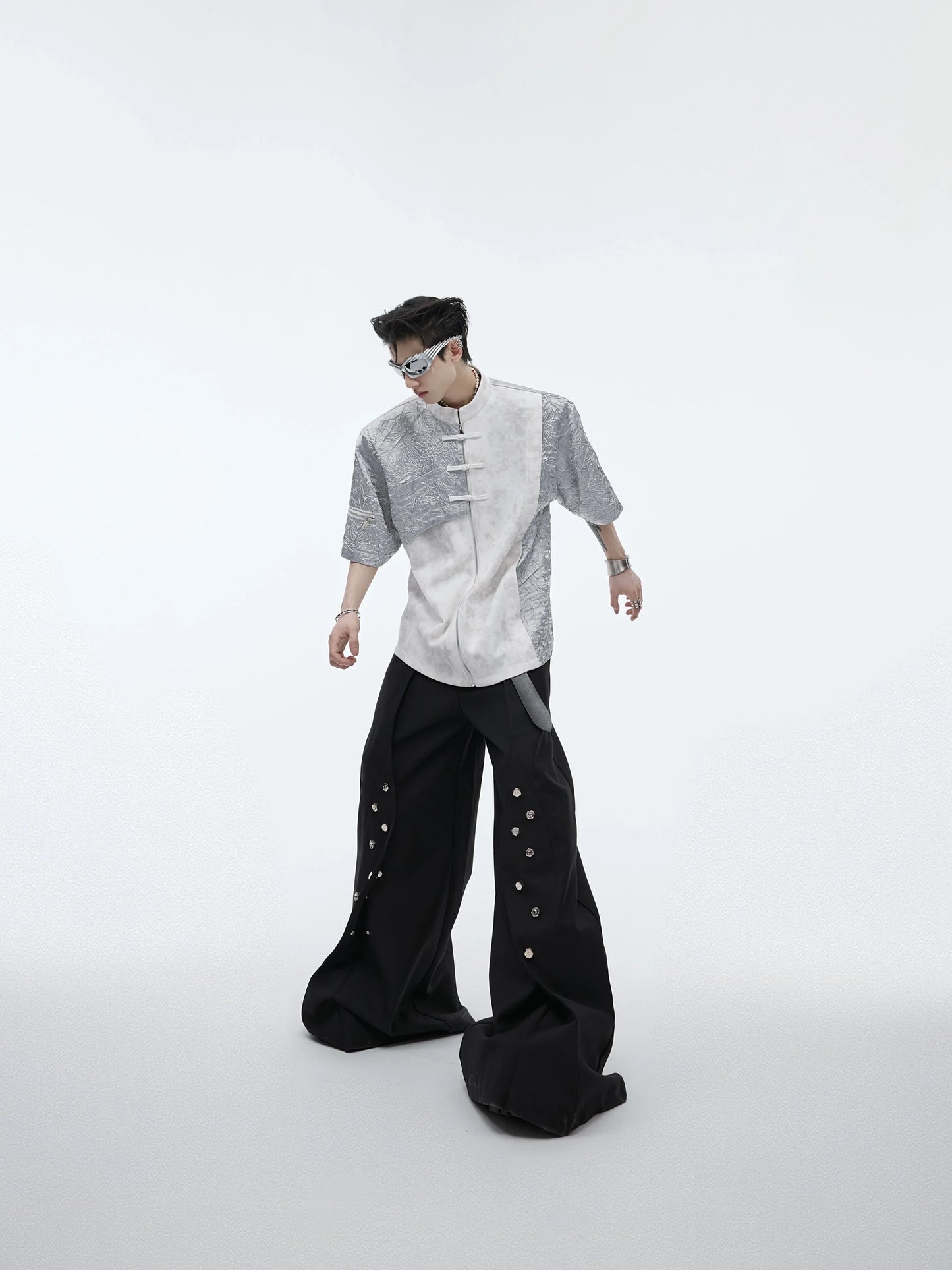 A black and white t-shirt with padded shoulders and a buckle design, offering a relaxed and comfortable fit.