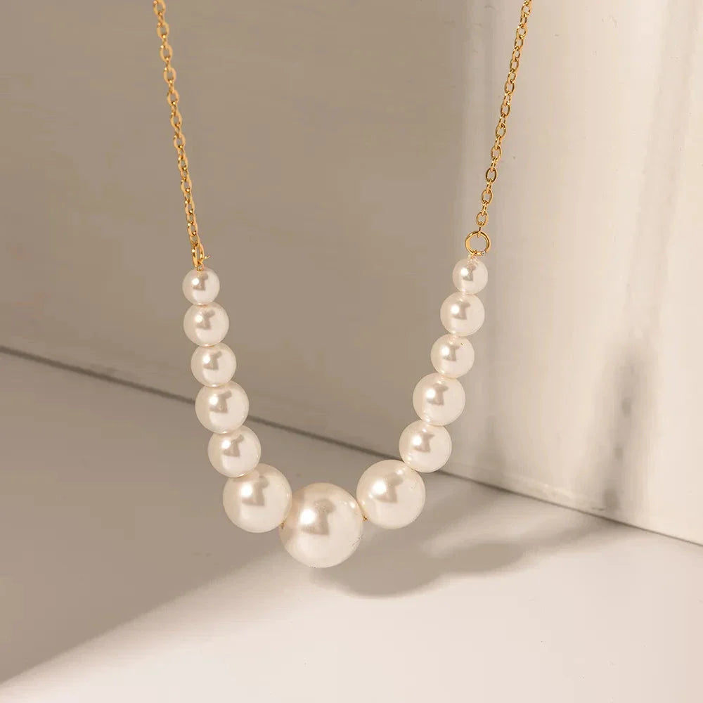 Elegant pearl and gold-plated stainless steel necklace/bracelet with lustrous pearls and vintage-inspired design