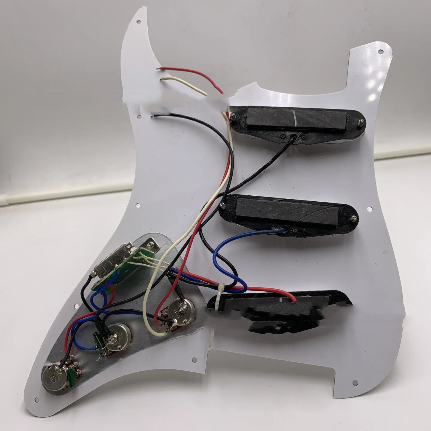 Stylish guitar accessories set with guard plate and three-single pearl white panel for electric guitars