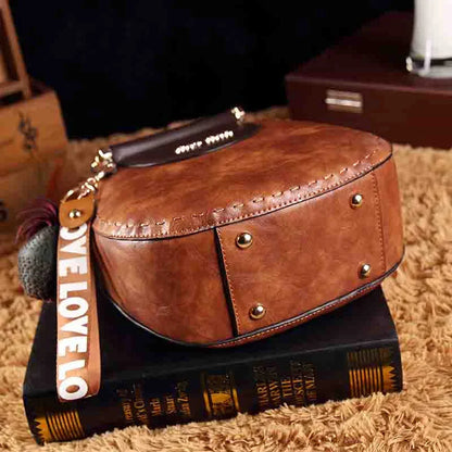 Fashionable women's one-shoulder diagonal bag in caramel color with multiple compartments for organization and secure storage