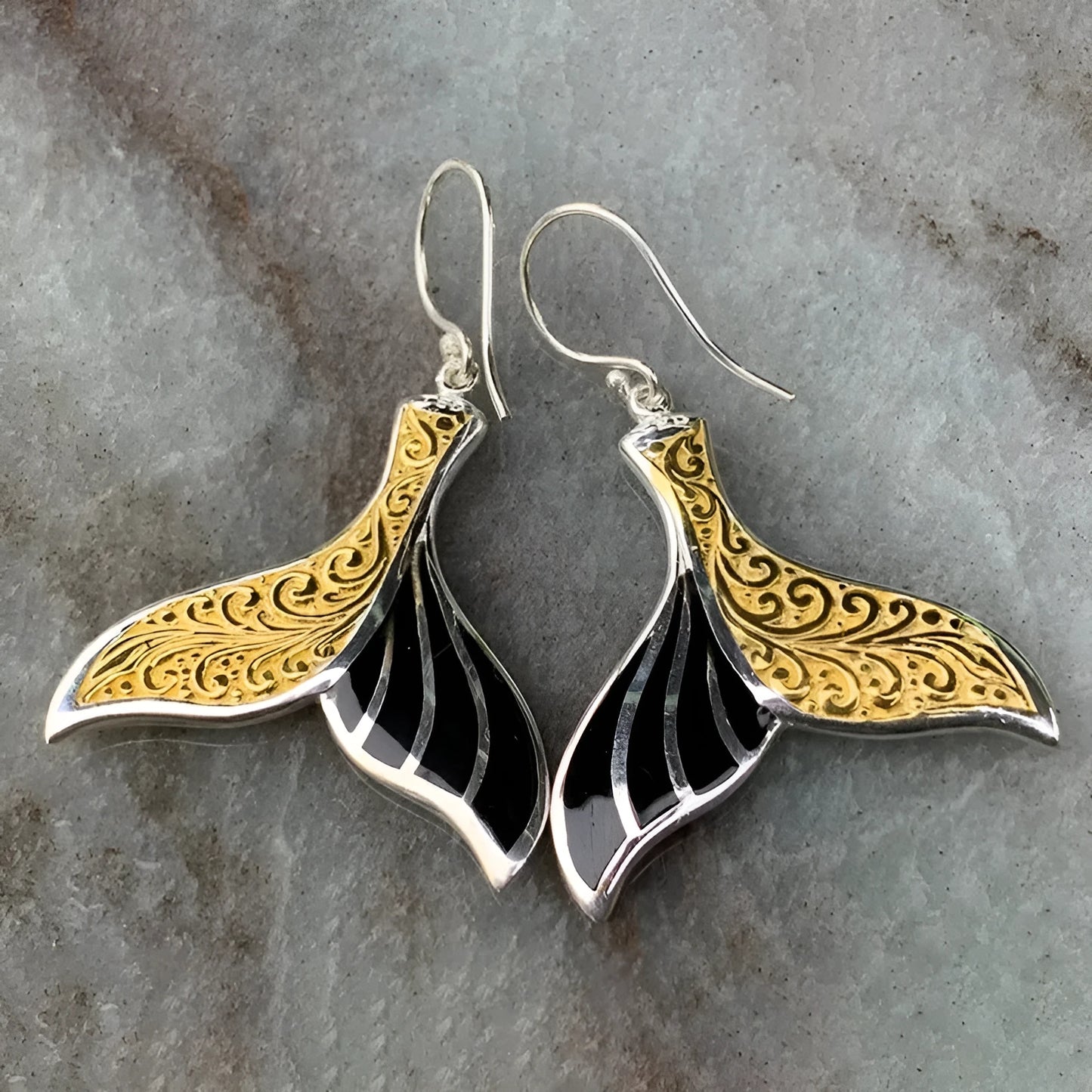 Women's fishtail-shaped earrings with whale motif in white gold colour retro style