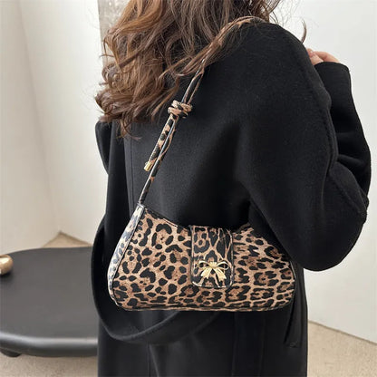 Women's large capacity casual handbag in black with sandwich pockets measuring 27cm wide