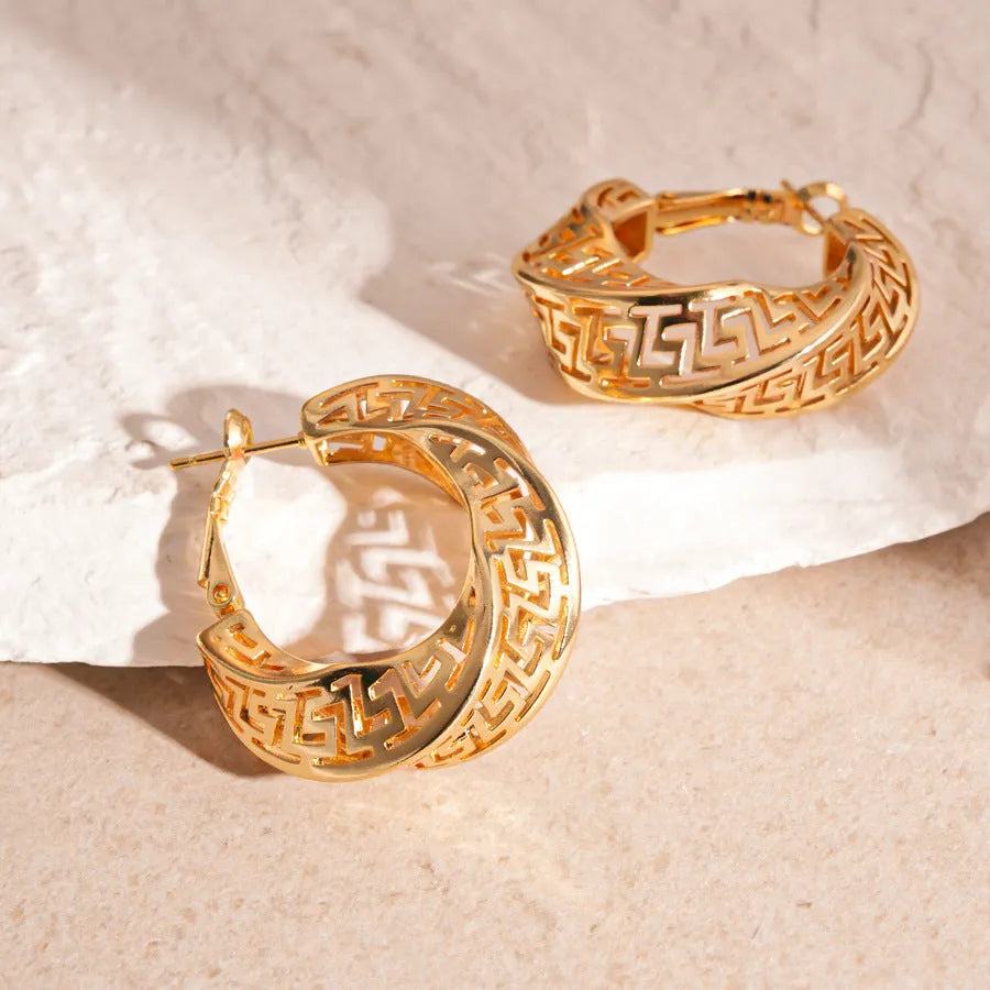 Women's geometric stud earrings with twisted round design in gold and silver finishes, 3cm diameter