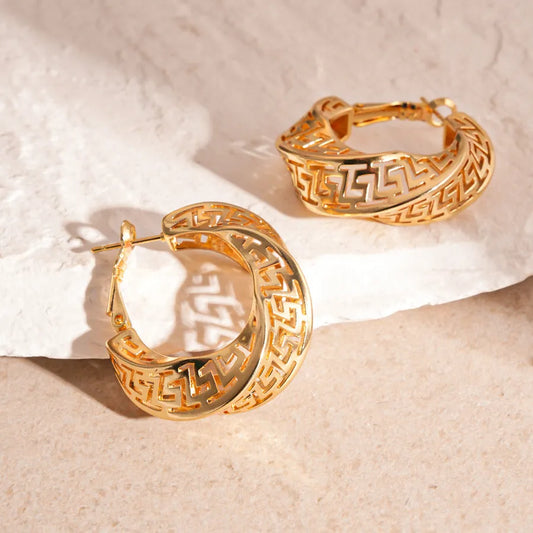 Women's geometric stud earrings with twisted round design in gold and silver finishes, 3cm diameter