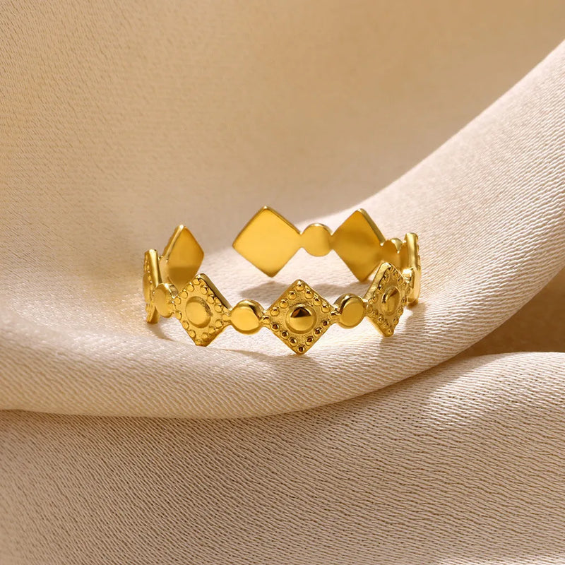 Fashion Personality Titanium Steel Ring: An Adjustable, Hypoallergenic Geometric Band with a Gold Diamond Accent for Everyday Wear