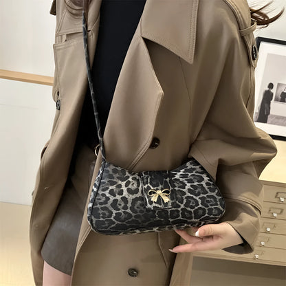 Women's large capacity casual handbag in black with sandwich pockets measuring 27cm wide