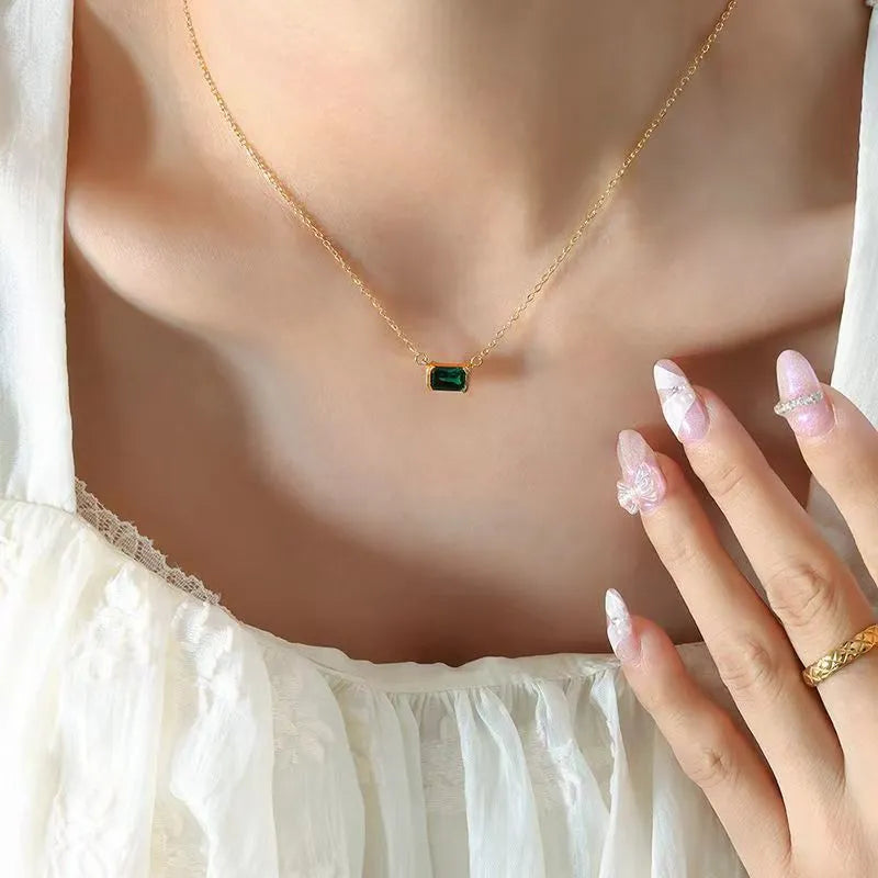 Gold geometric pendant necklace with quadrilateral shape and inlaid Lvzuan stones