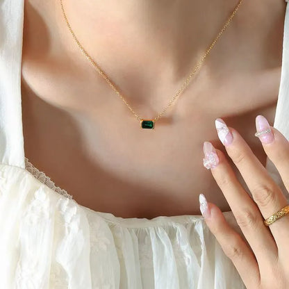 Gold geometric pendant necklace with quadrilateral shape and inlaid Lvzuan stones