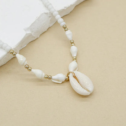 White shell necklace with conch pendant on 45cm chain, electroplated finish.