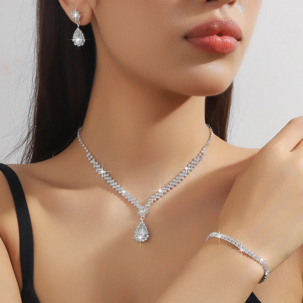 Rhinestone claw chain necklace and earrings set with water drop shaped pendants