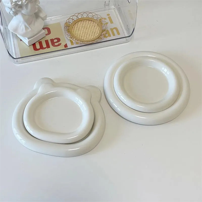 White porcelain plate with chubby toot bear design, shown in small 15cm and large 20cm sizes.