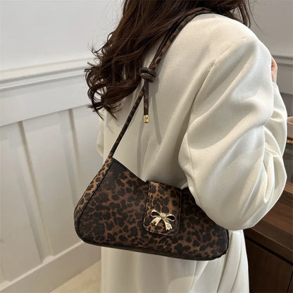 Women's large capacity casual handbag in black with sandwich pockets measuring 27cm wide