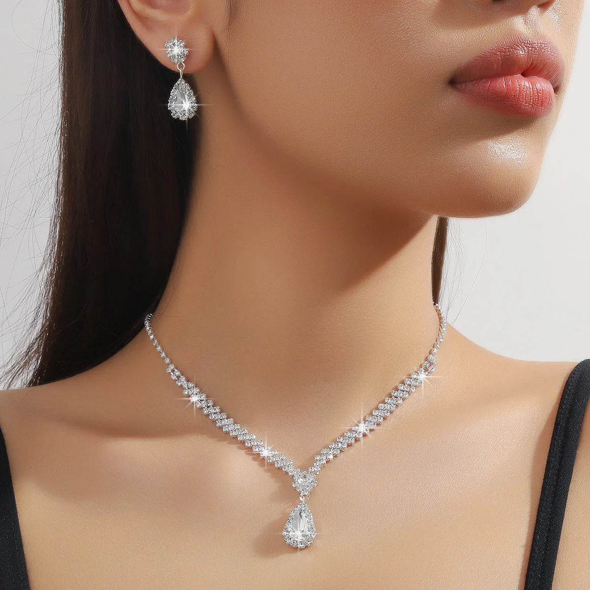 Rhinestone claw chain necklace and earrings set with water drop shaped pendants