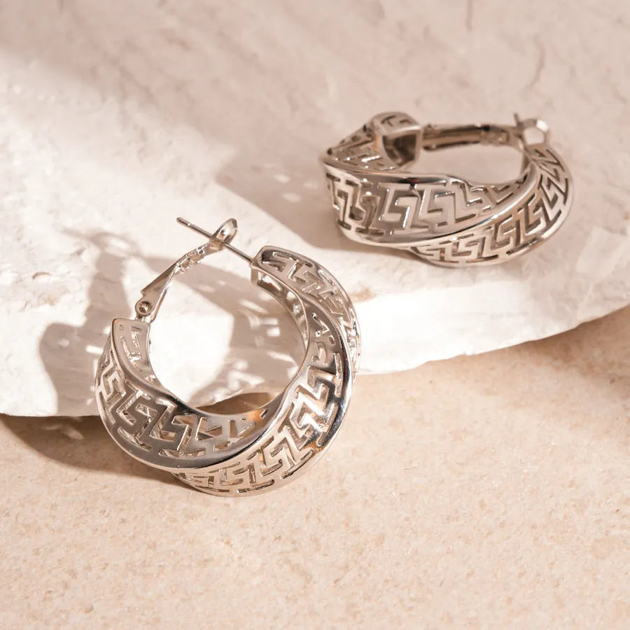 Women's geometric stud earrings with twisted round design in gold and silver finishes, 3cm diameter