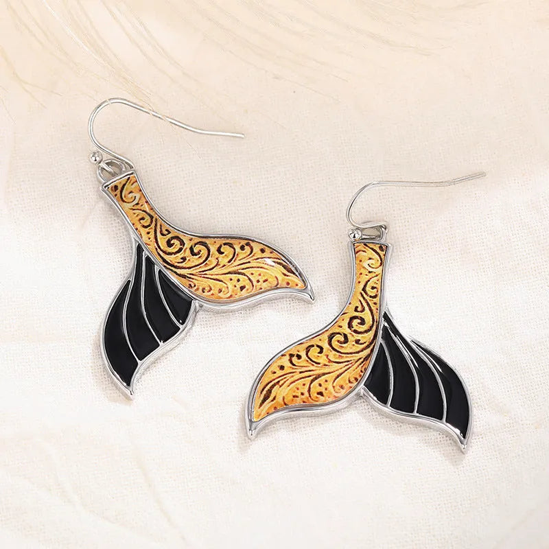 Women's fishtail-shaped earrings with whale motif in white gold colour retro style