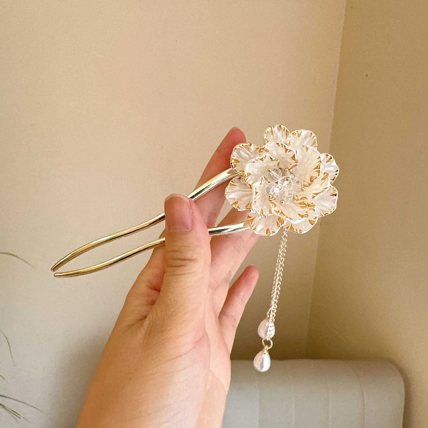 Purple and white peony flower U-shaped hairpin with tassel detailing on alloy barrette