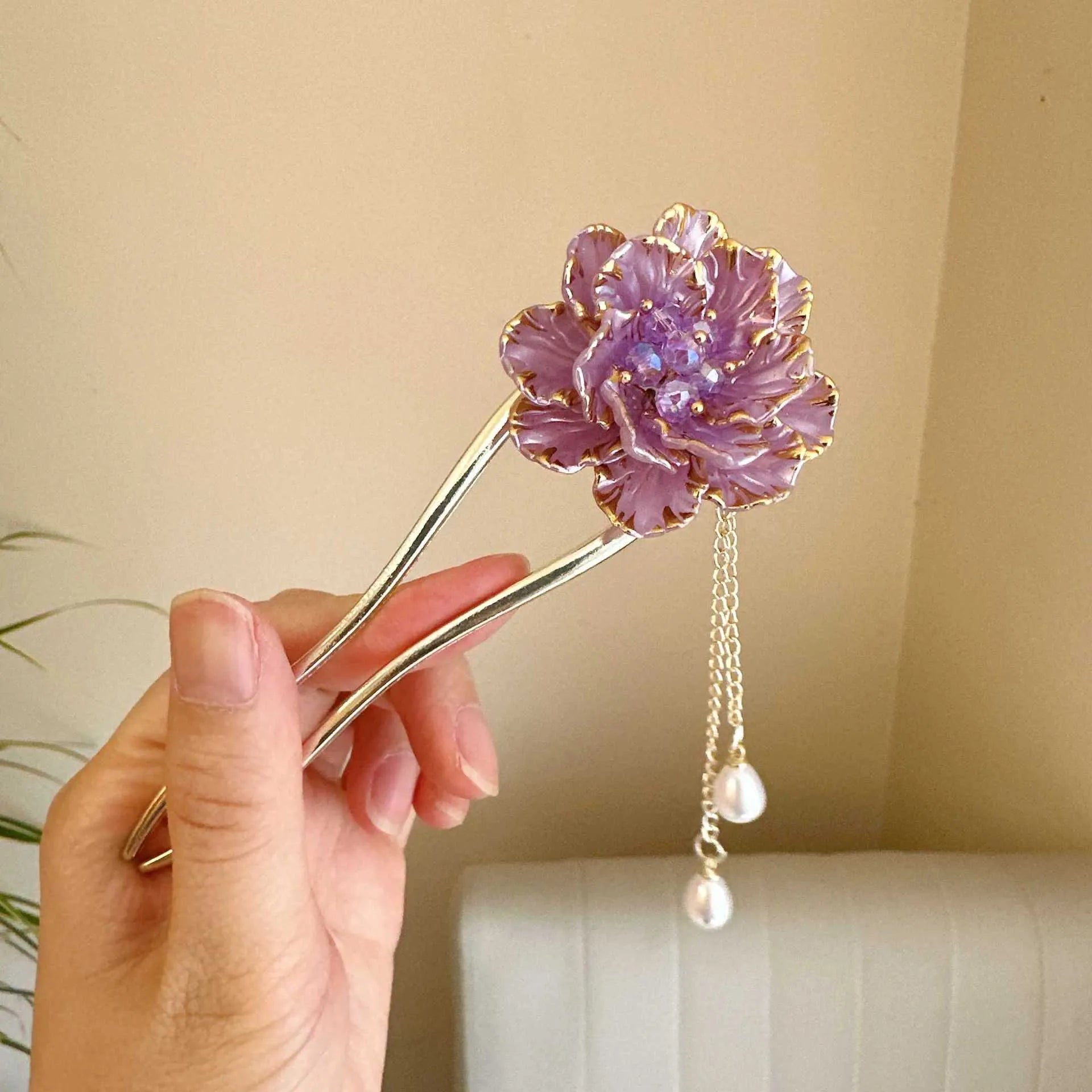 Purple and white peony flower U-shaped hairpin with tassel detailing on alloy barrette